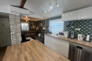 Η κουζίνα ή μικρή κουζίνα στο Charming mobile home with pool in Hyères
