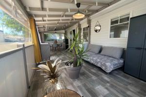 Χώρος καθιστικού στο Charming mobile home with pool in Hyères