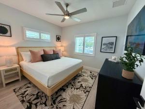 Een bed of bedden in een kamer bij New Build - Pool - Walk to Beach