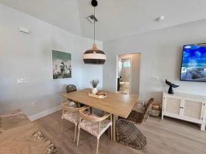 een eetkamer met een houten tafel en stoelen bij New Build - Pool - Walk to Beach in Fort Myers Beach