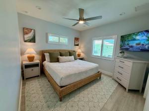 Een bed of bedden in een kamer bij New Build - Pool - Walk to Beach