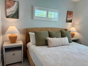 Een bed of bedden in een kamer bij New Build - Pool - Walk to Beach