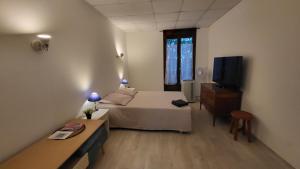 Μια τηλεόραση ή/και κέντρο ψυχαγωγίας στο Residence Adele - Chambres d'Hôtes