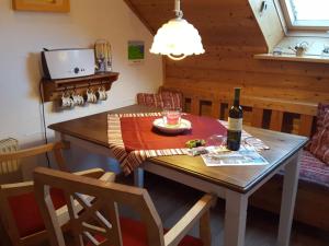 a dining room with a table and a bottle of wine at Vakantie in het dorp in Bleckhausen
