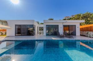 ein Swimmingpool vor einem Haus in der Unterkunft Holidays are the best days, villa vacation is great in Çavdır