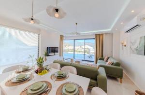 ein Esszimmer mit Tisch und Couch in der Unterkunft Holidays are the best days, villa vacation is great in Çavdır
