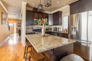 Η κουζίνα ή μικρή κουζίνα στο Garfield 2BR - New Build - Foodie-Friendly Stay
