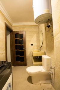 Ένα μπάνιο στο Luxurious Hotel Apartment and Suites +19 φωτογραφίες