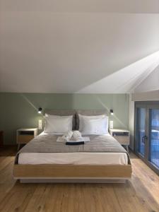 En eller flere senge i et værelse på Ertha Retreat Homes