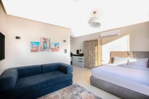 Ένα ή περισσότερα κρεβάτια σε δωμάτιο στο Luxurious Hotel Apartment and Suites