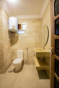 Ένα μπάνιο στο Luxurious Hotel Apartment and Suites