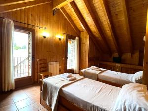 A bed or beds in a room at Casa Franch - L'Amfitriona