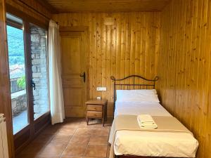 A bed or beds in a room at Casa Franch - L'Amfitriona