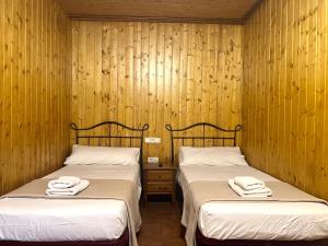 A bed or beds in a room at Casa Franch - L'Amfitriona