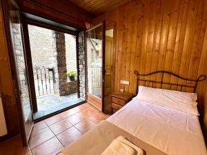 A bed or beds in a room at Casa Franch - L'Amfitriona