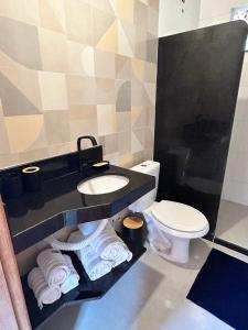 ein Badezimmer mit Waschbecken und Toilette in der Unterkunft Sítio Cantinho da Roça Perobas in Paraju