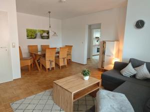 Posezení v ubytování Ferienwohnung mit Kanalblick