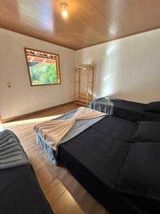 ein Schlafzimmer mit zwei Betten und einem Fenster in der Unterkunft Sítio Cantinho da Roça Perobas in Paraju + 36 Fotos