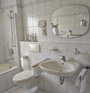 Koupelna v ubytování Ferienwohnung mit Kanalblick + 3 fotografie