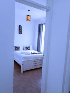 Un dormitorio con una cama blanca y una ventana. en The Crib House 254, en Kitengela 