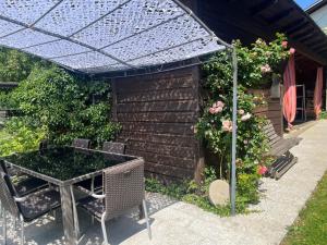 Κήπος έξω από το Ferienwohnungen zum Attersee