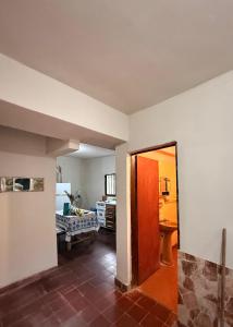 un salon avec une porte et une chambre avec une table dans l'établissement Elenas, à La Chacarita