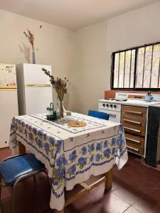 une cuisine avec une table et un réfrigérateur dans l'établissement Elenas, à La Chacarita