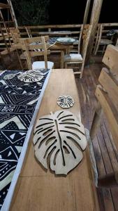 KarengaにあるKidepo Adere Lodgeのヤシの木の装飾が施された木製のテーブル