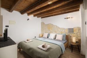 a bedroom with a bed with towels on it at Apartments Casa Antico in Premantura
