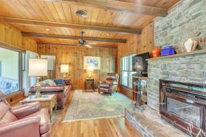 Χώρος καθιστικού στο Shangri-La ! A Serene Retreat - Direct access to Trails just 7 miles drive !!