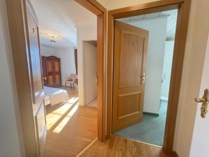 Ein Bett oder Betten in einem Zimmer der Unterkunft Seehotel Schwert