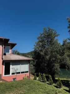 GoraždeにあるAmaro Apartmentの前に木がある家