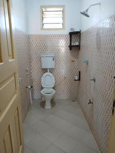 Koupelna v ubytování Fatnaish Apartment Mzungu