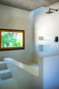 Una televisión o centro de entretenimiento en Seafront House in Vathi, Methana