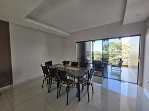 a dining room with a table and chairs at Marmen Apart-Dpto en CDE in Ciudad del Este