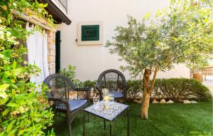 Vonkajšia záhrada v ubytovaní Two-Bedroom Apartment In Ivan Dolac