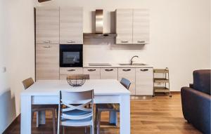 Η κουζίνα ή μικρή κουζίνα στο Lovely Apartment In Lubriano With Sauna