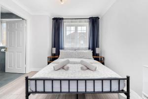 Postel nebo postele na pokoji v ubytování Fully equipped Parkside room 5min from Colliers wood Station R4
