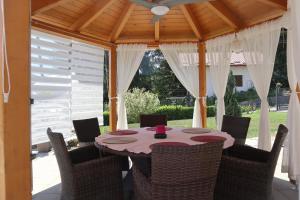 a patio with a table and chairs on a porch at Kuća za odmor Tina in Gladovec Pokupski