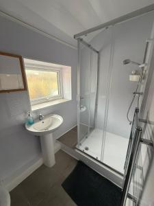 Koupelna v ubytování Suli House-Families and Couples only- 3 minutes' walk to the seafront