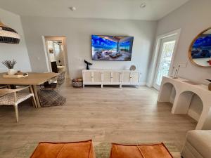 Een TV en/of entertainmentcenter bij New Build - Pool - Walk to Beach
