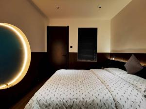 Hua Shan Hidden Spring Exclusive Villa - Entire Private Property 隐泉禅境全栋私邸客房内的一张或多张床位
