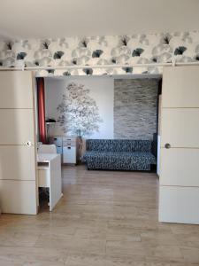 una sala de estar con un sofá y una mesa en appartement étage, en Brest