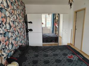 Un dormitorio con una cama y un espejo grande. en appartement étage, en Brest