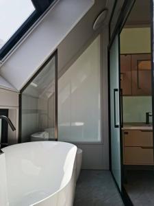 Hua Shan Hidden Spring Exclusive Villa - Entire Private Property 隐泉禅境全栋私邸客房内的一张或多张床位