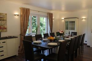 uma sala de jantar com uma mesa longa e cadeiras em Ferienhaus Nadja em Westerland