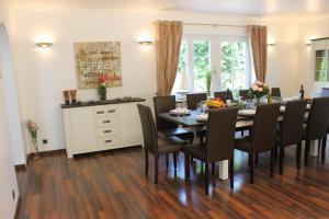 uma sala de jantar com mesa e cadeiras em Ferienhaus Nadja em Westerland