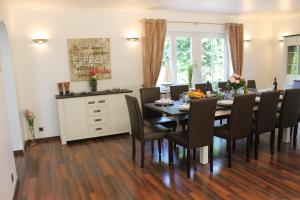Un comedor con mesa y sillas en Ferienhaus Nadja, en Westerland