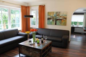 Sala de estar con 2 sofás y mesa en Ferienhaus Nadja en Westerland