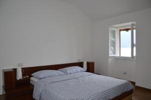 Säng eller sängar i ett rum på Lierna Beach Apartments
